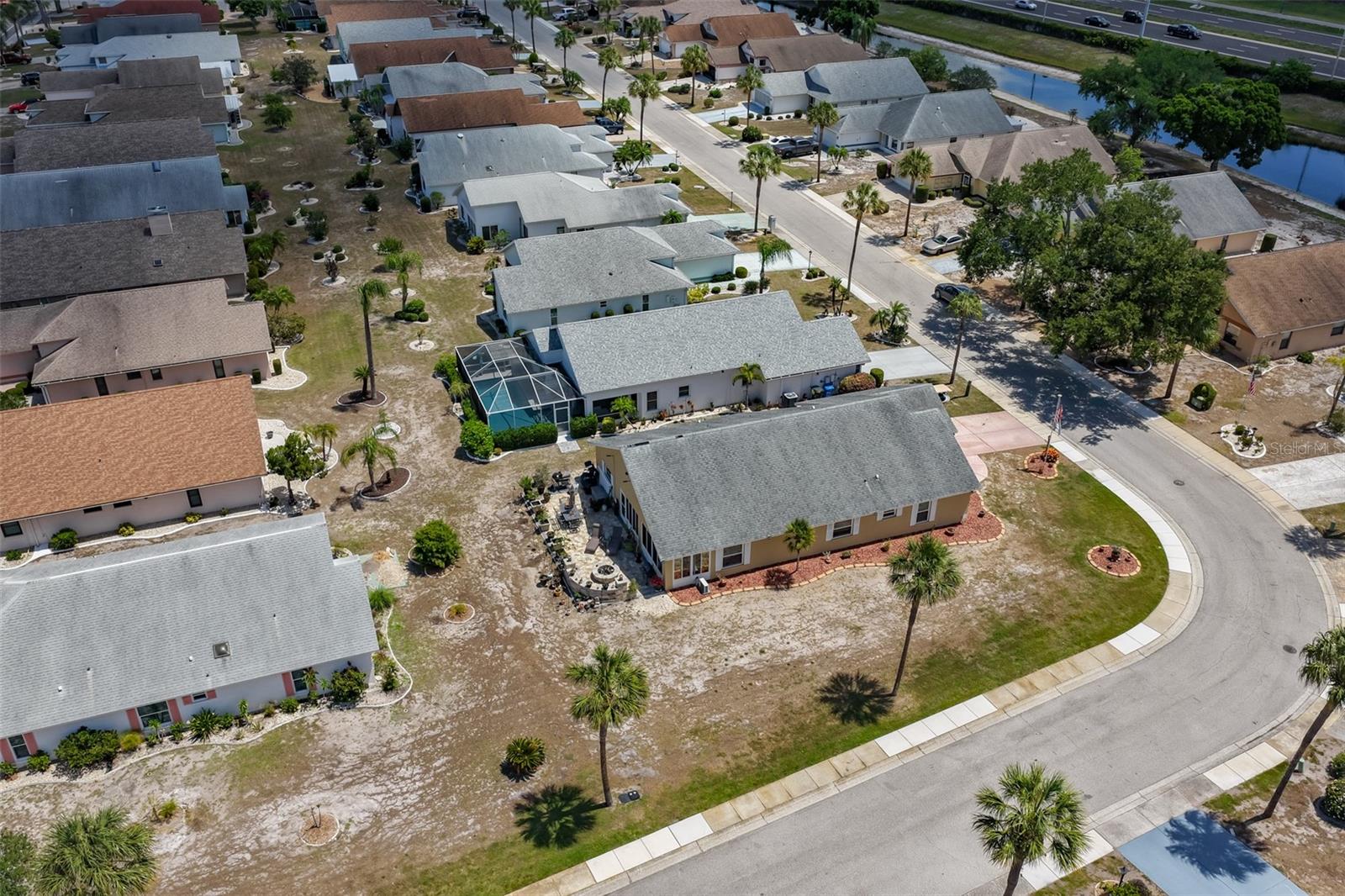 Large Corner Lot, Wonder Paved Rear Lanai w/ Fire Pit & Seating