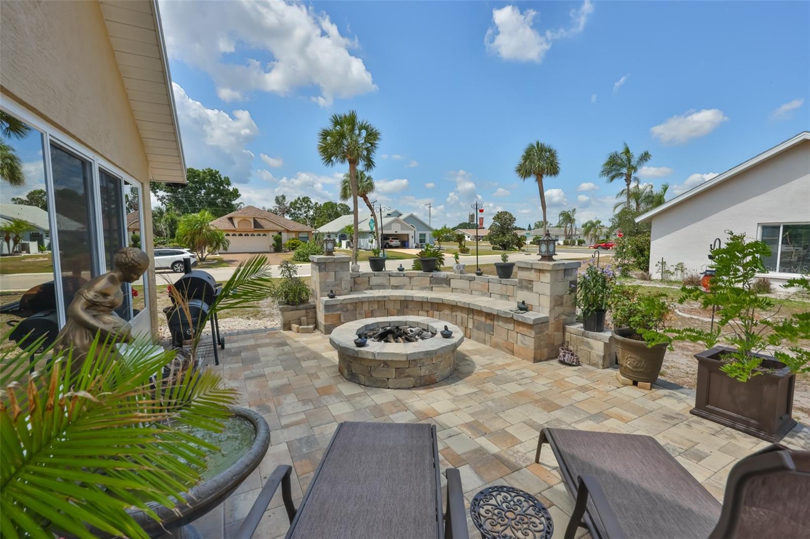 Spacious Pavered Patio w/ Built-in Seating & Fire Pit