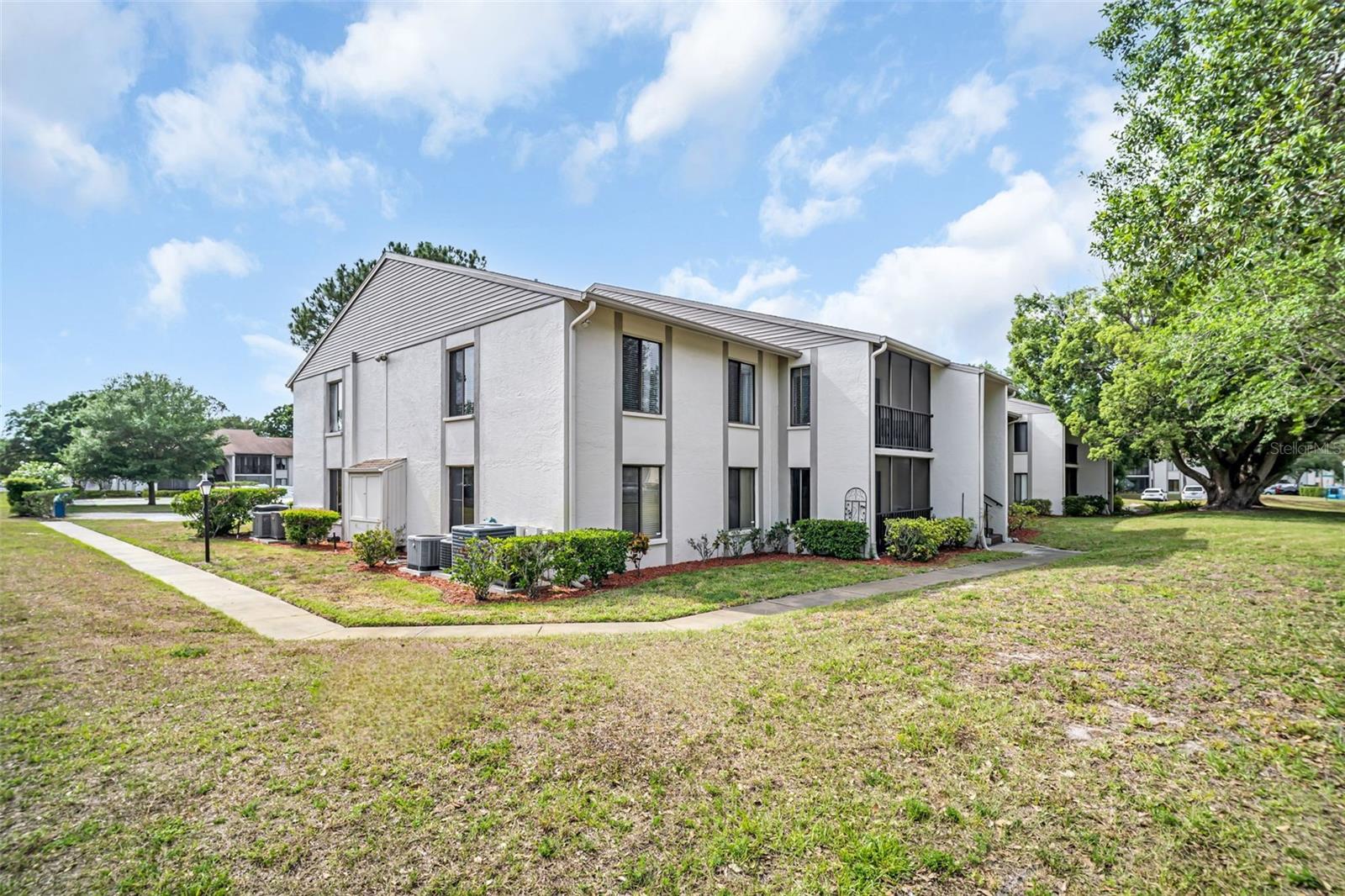 Perfectly positioned end-unit for privacy & peaceful green views~