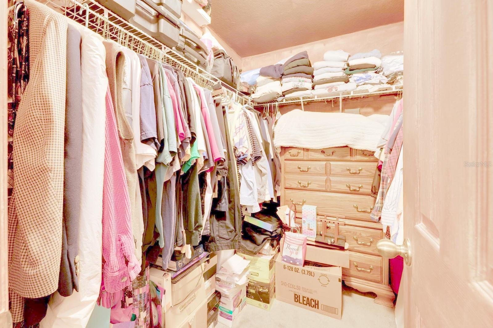 LARGE WALK-IN CLOSET