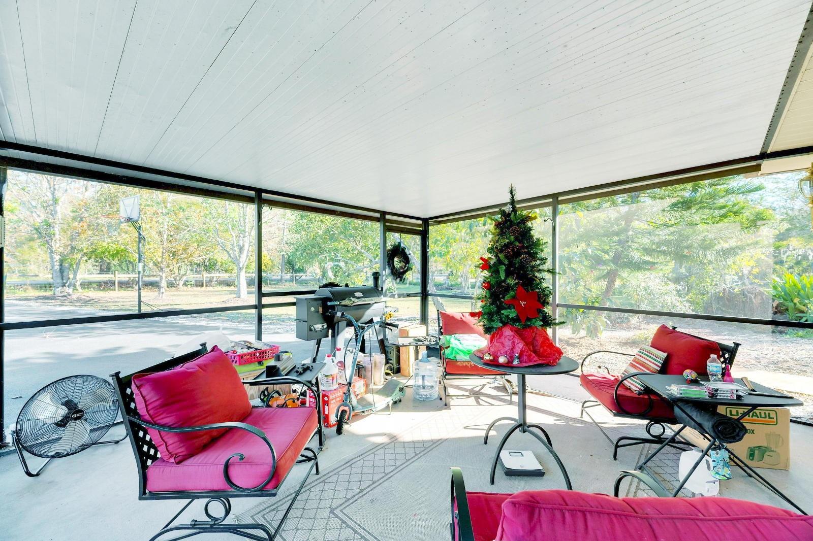 LARGE FRONT YARD/SCREENED PATIO