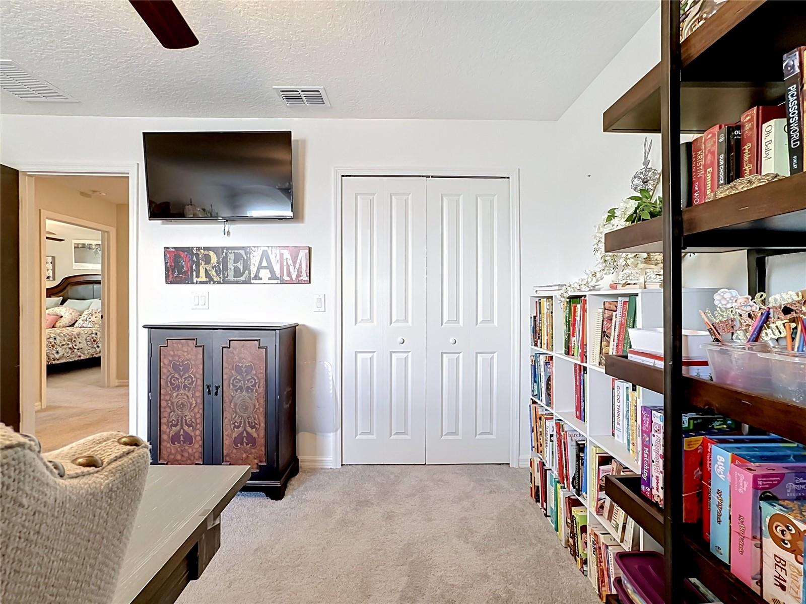 Bedroom 4 with built-in closet