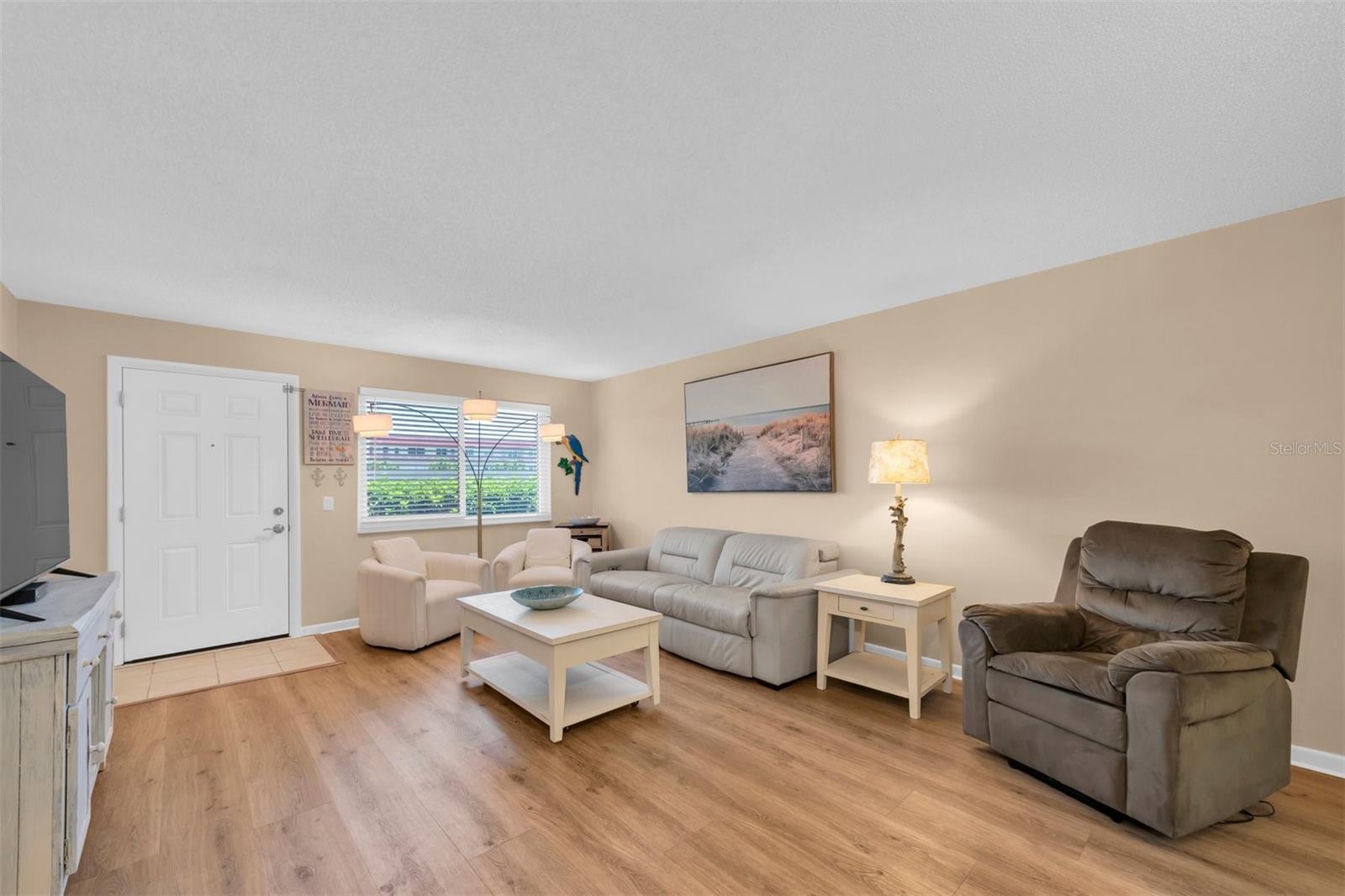2/2 FURNISHED FIRST FLOOR CONDO