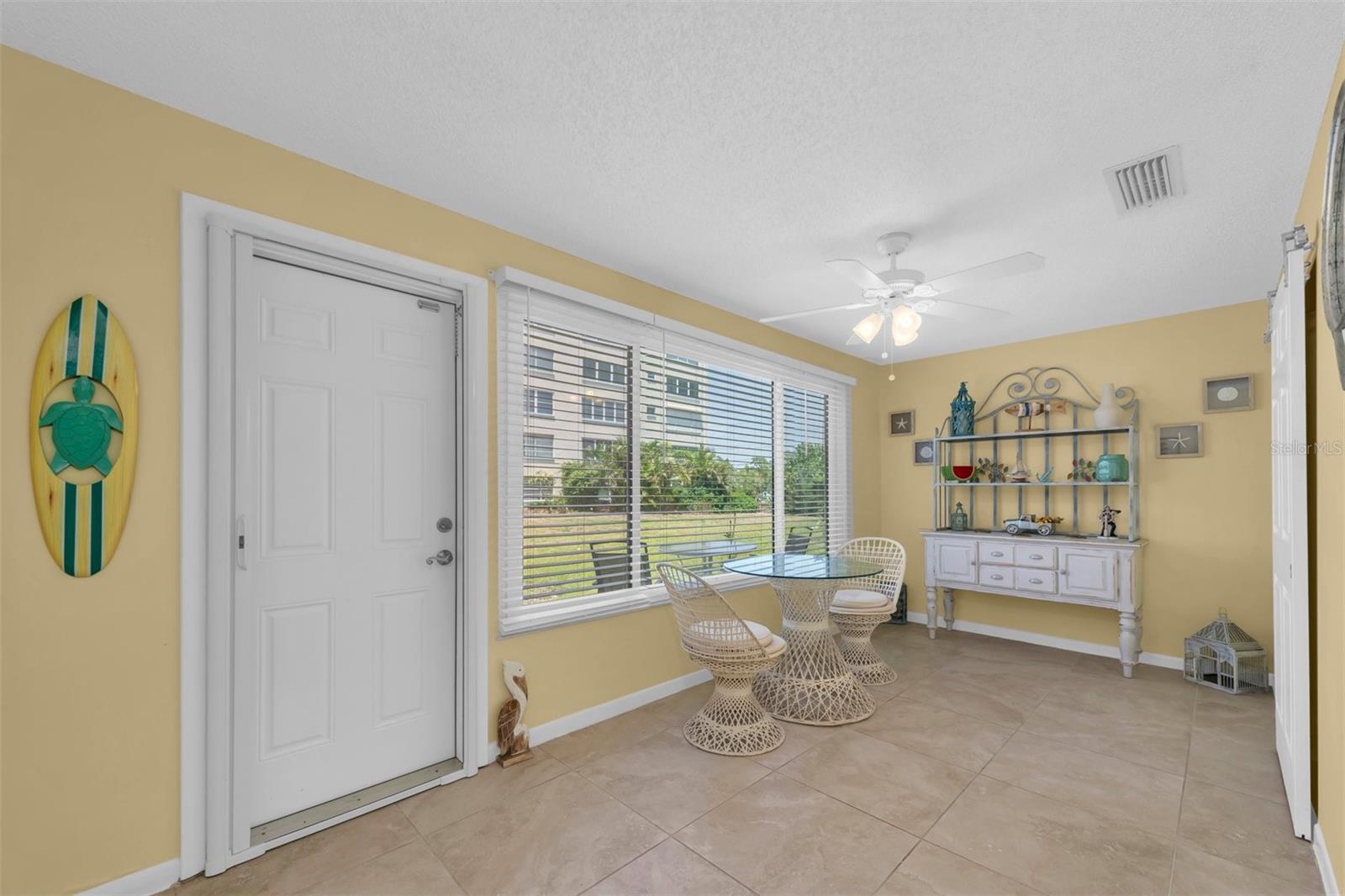 BACK DOOR WITH RETRACTABLE SCREEN DOOR