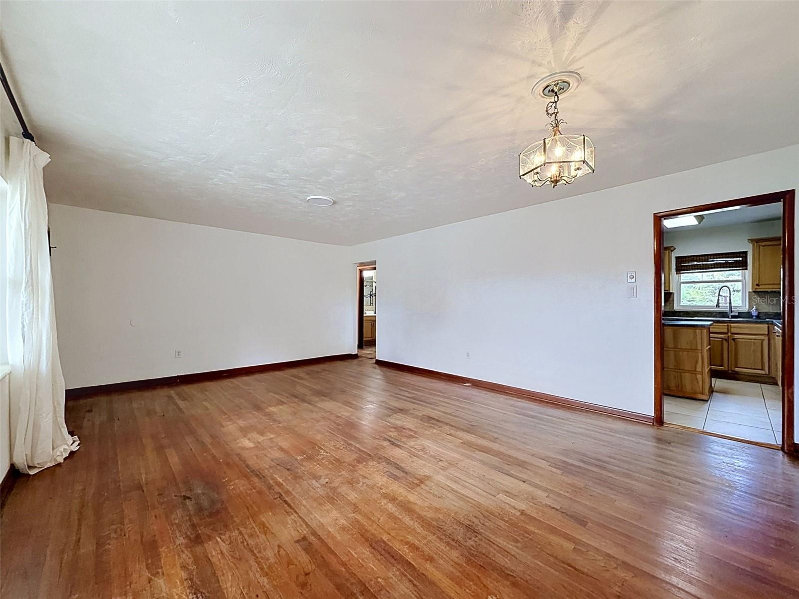 Living room with entrance to the kitchen