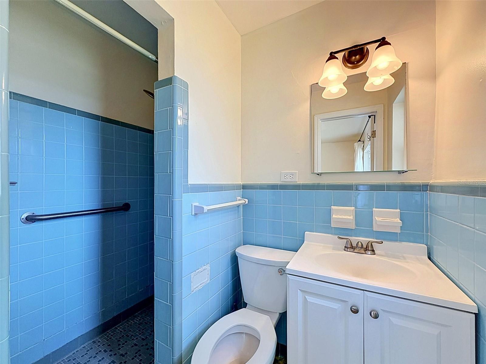 En suite primary bathroom