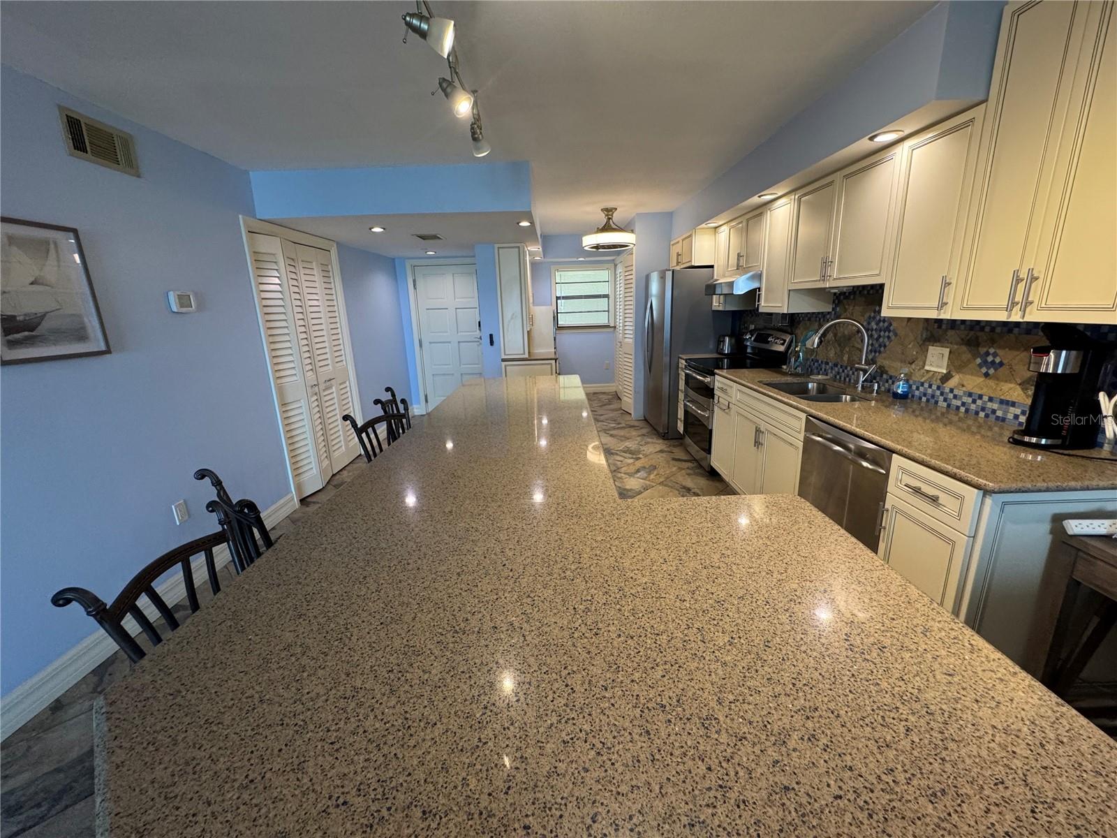 LOTS OF GRANITE AND BREAKFAST BAR