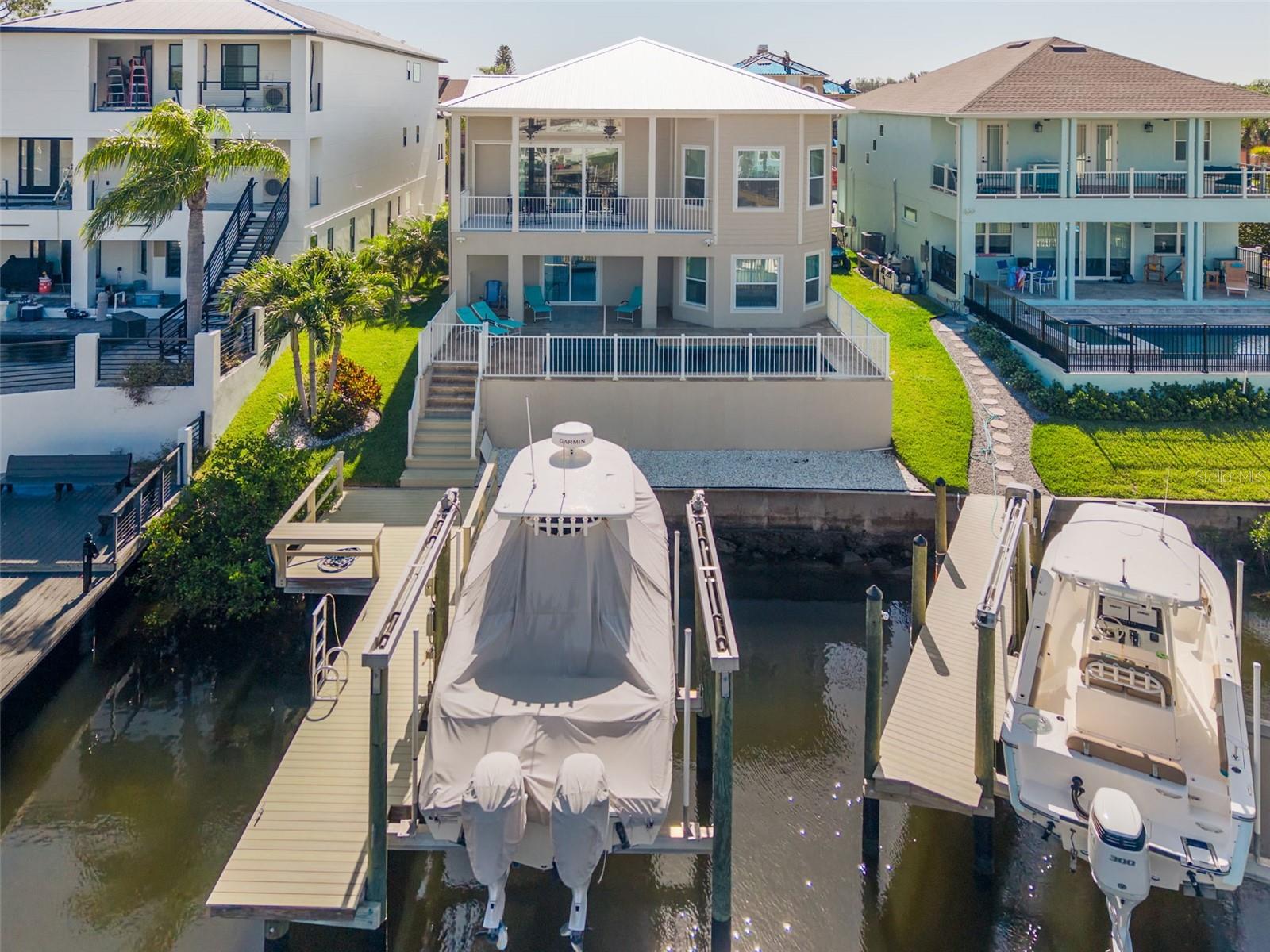 13 K boat lift with water and electric