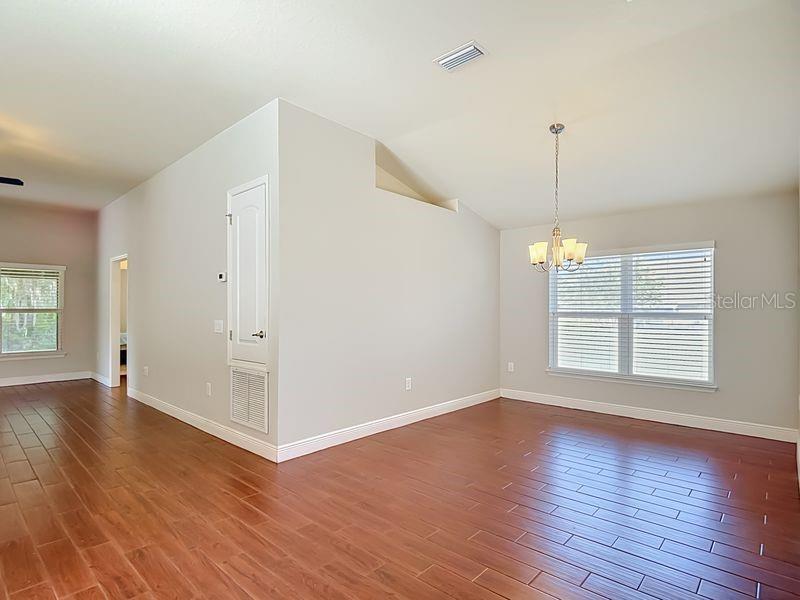 Dining room/living room to the left