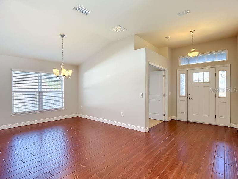 Dining room/foyer