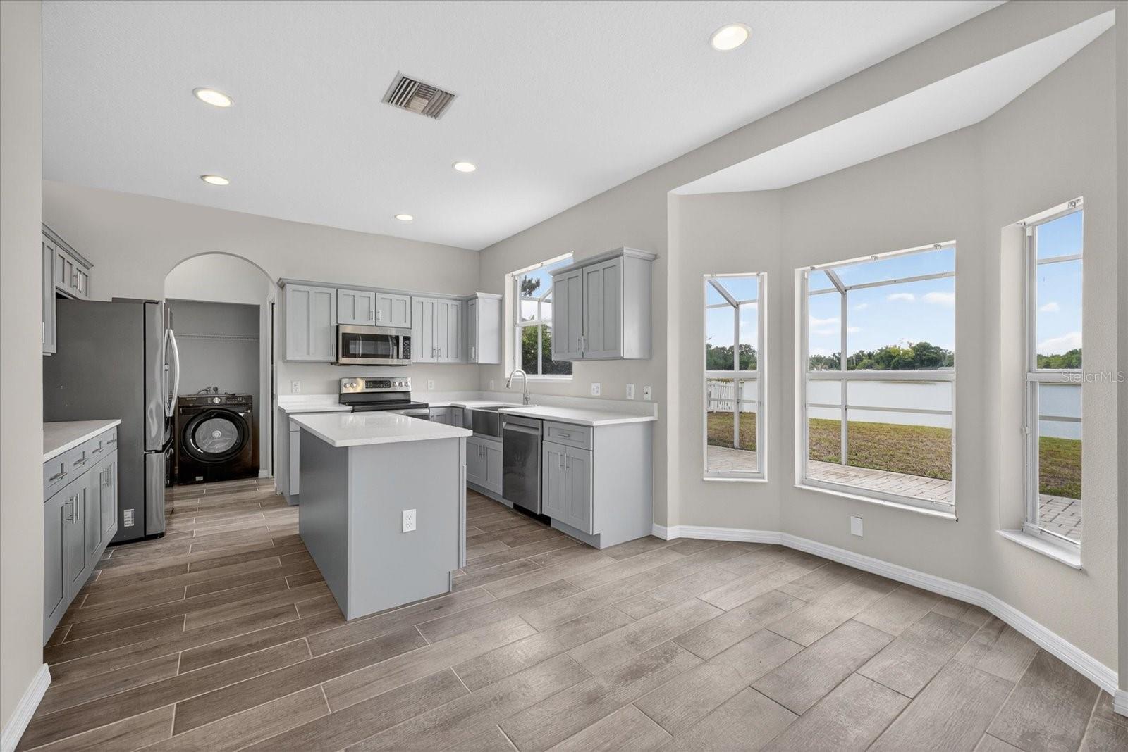 Separate Dinning Nook with Seating Space in Kkitchen