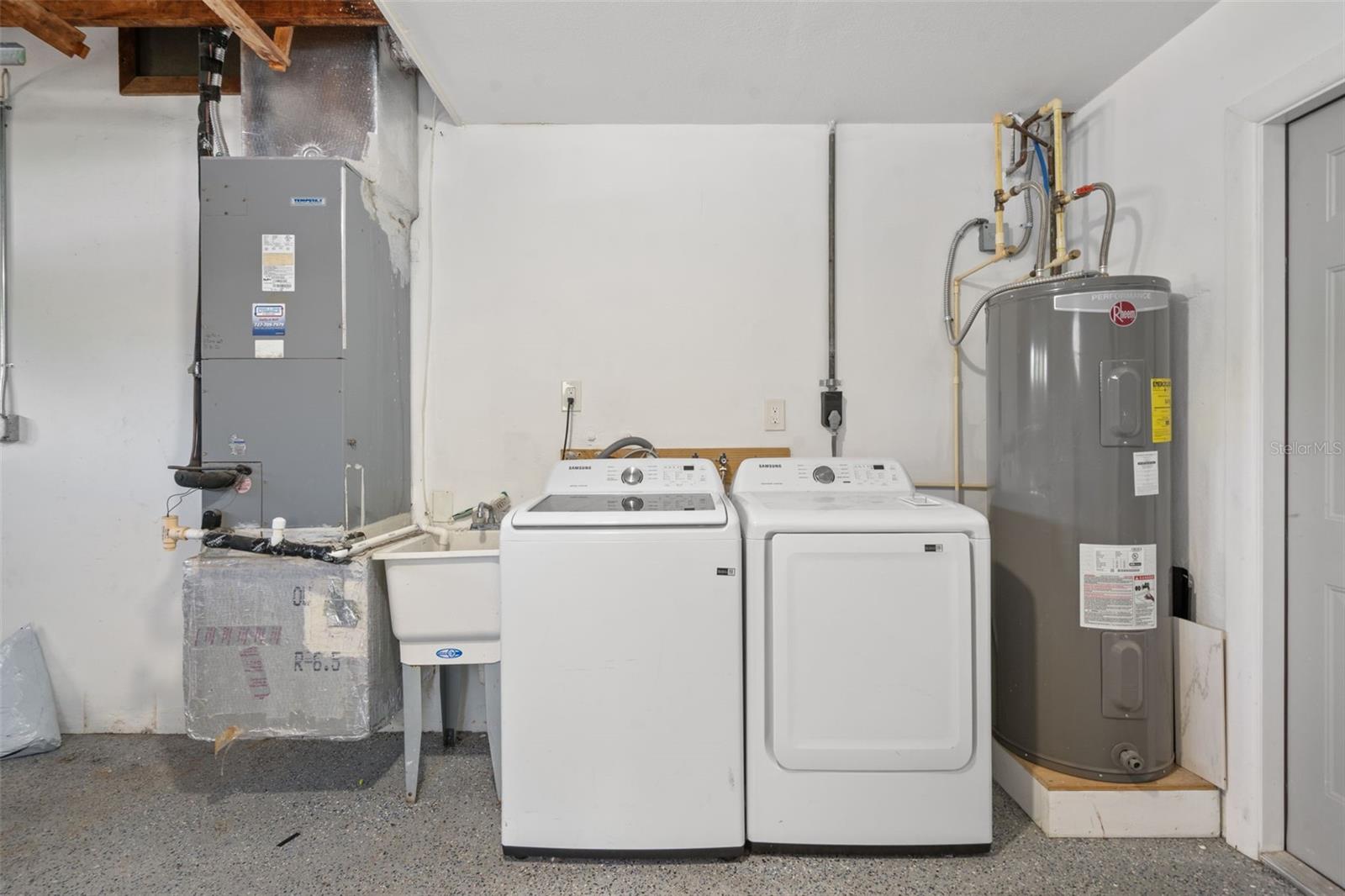 Washer/Dryer included