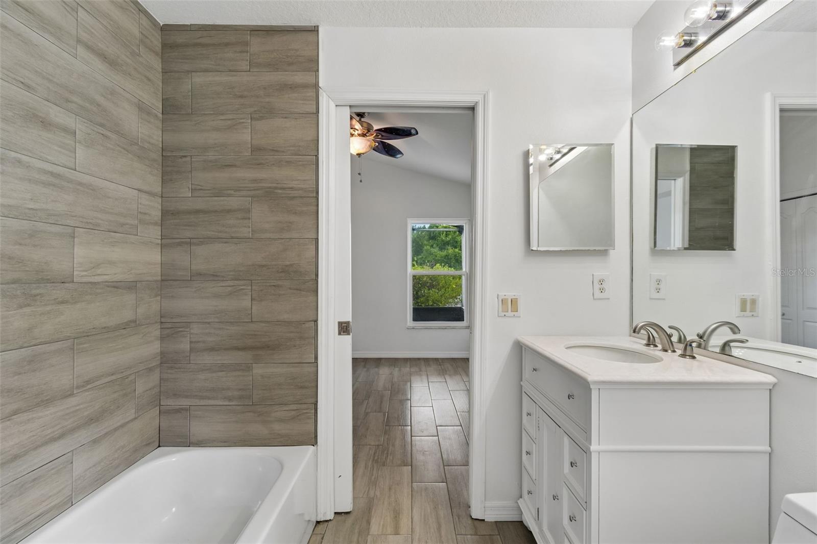 Bathroom 3 (jack n' jill)