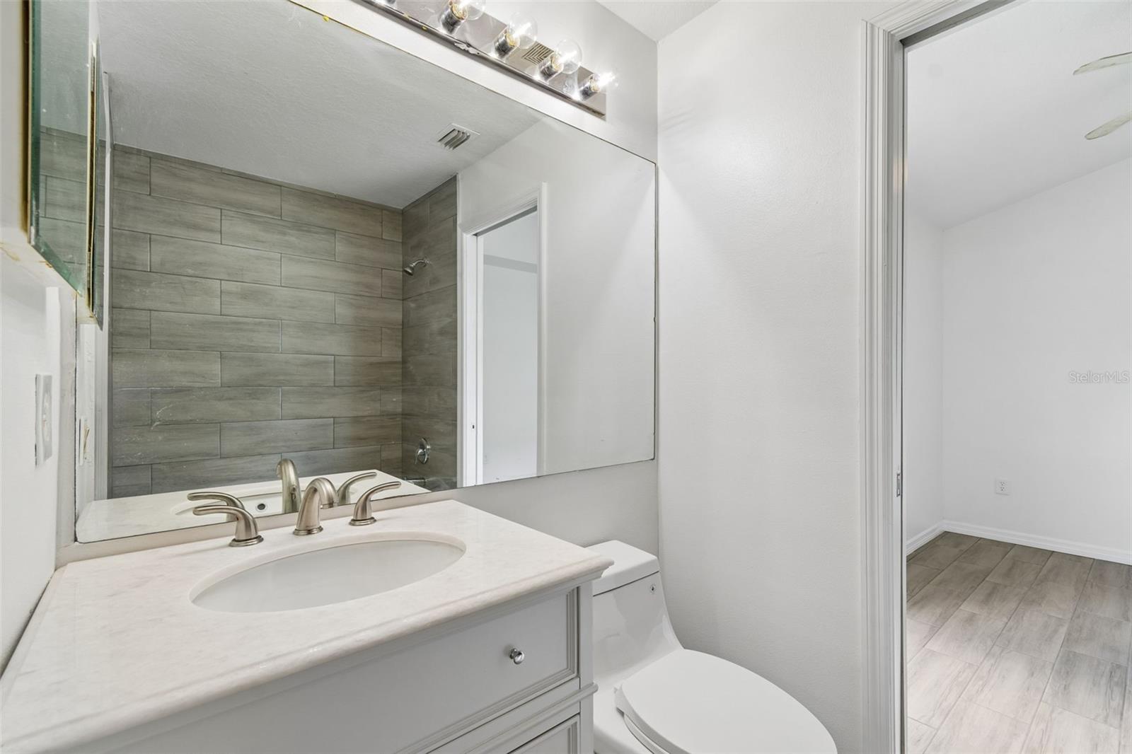 Bathroom 3 (jack n' jill)