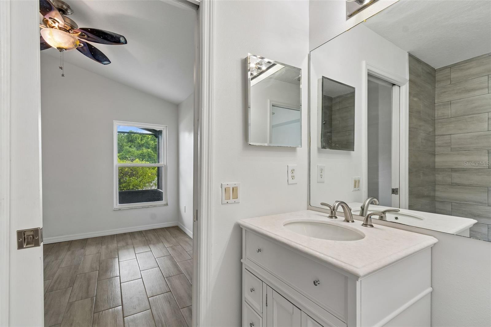 Bathroom 3 (jack n' jill)