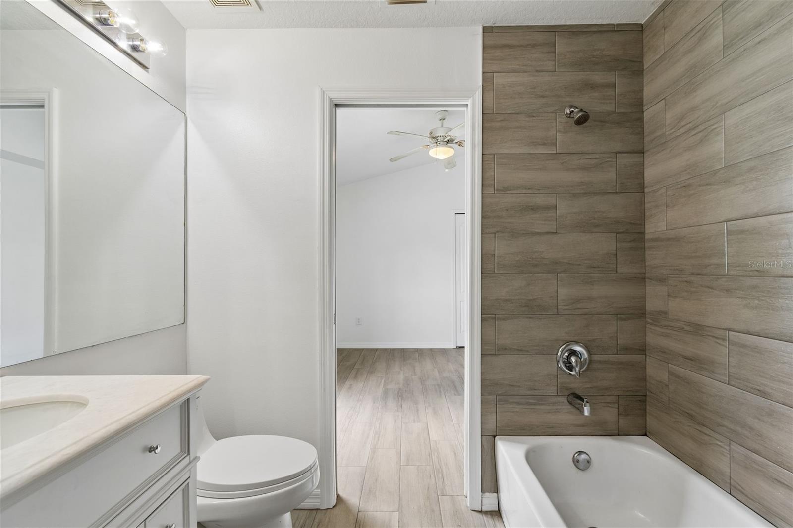 Bathroom 3 (jack n' jill)