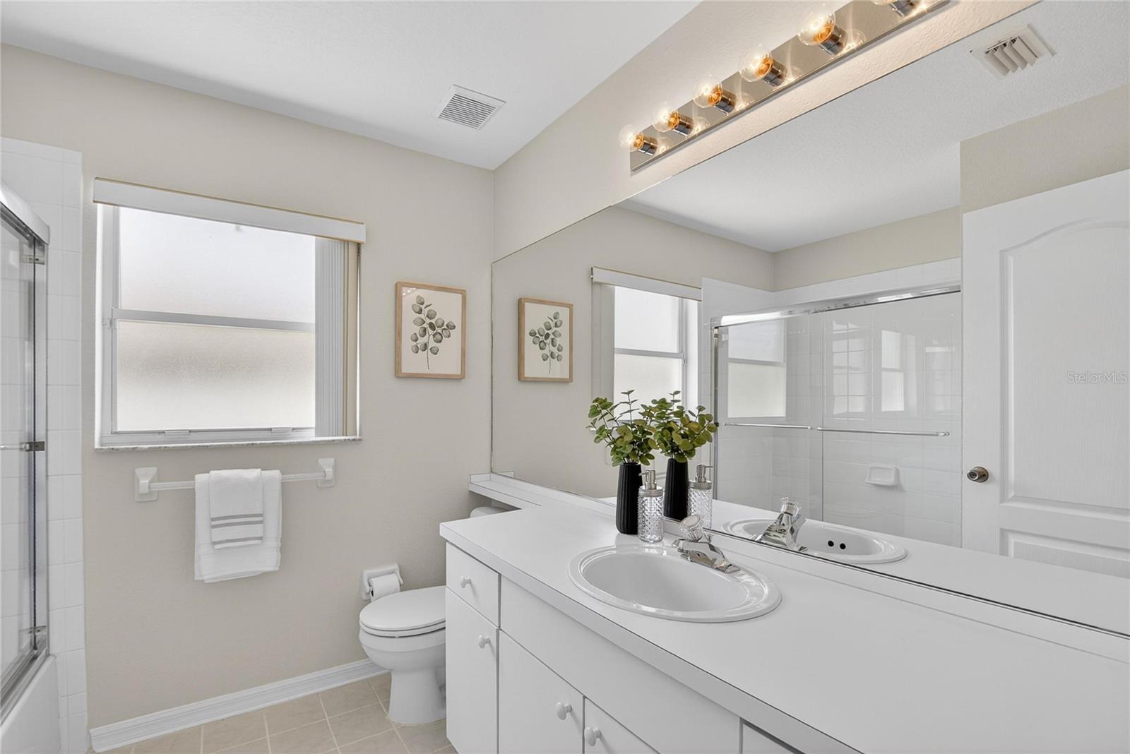 Full bath with shower in tub between Gust room 2 & 3