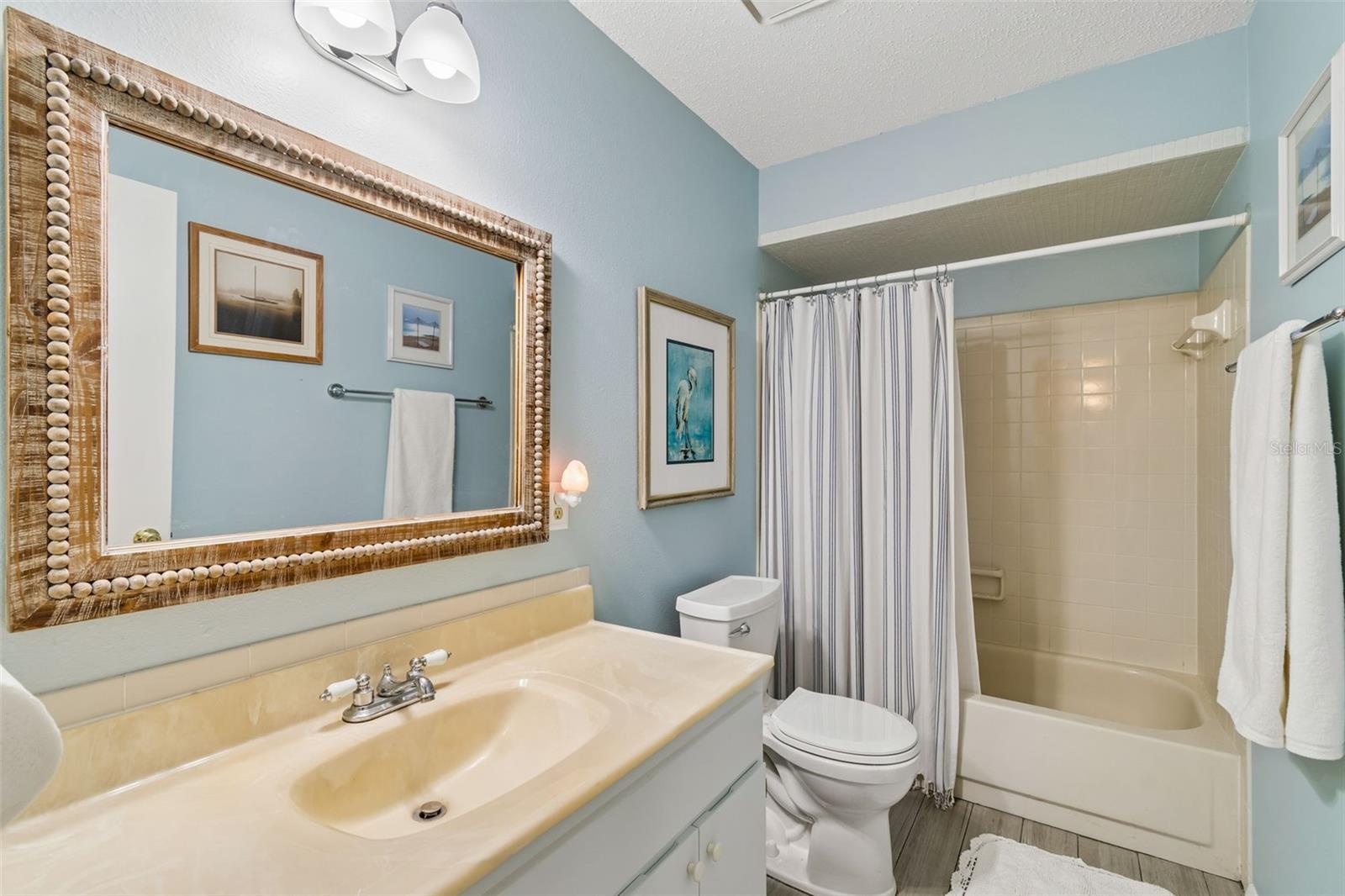 Main bath with tub!