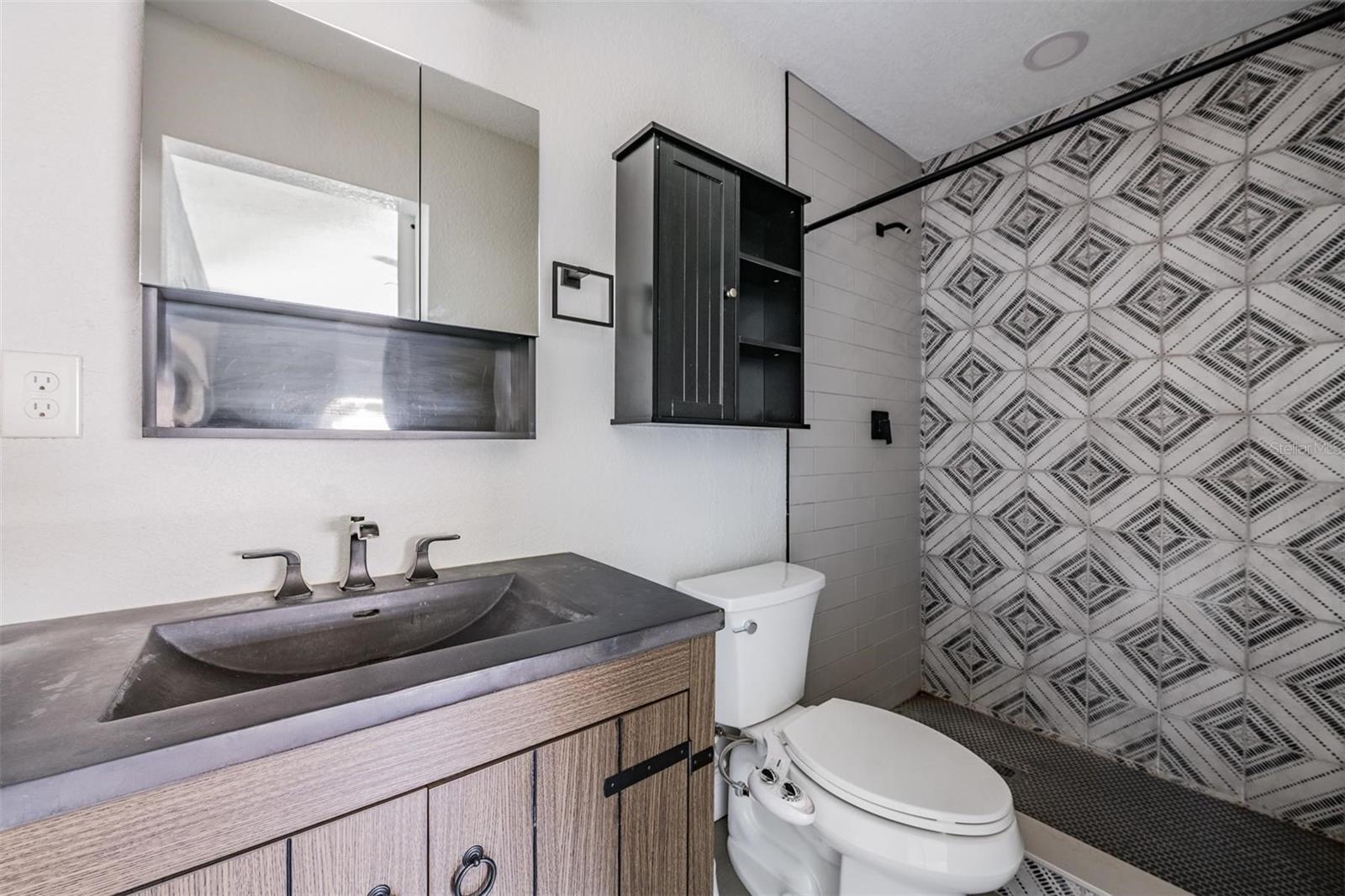 bedroom 2 en-suite bath