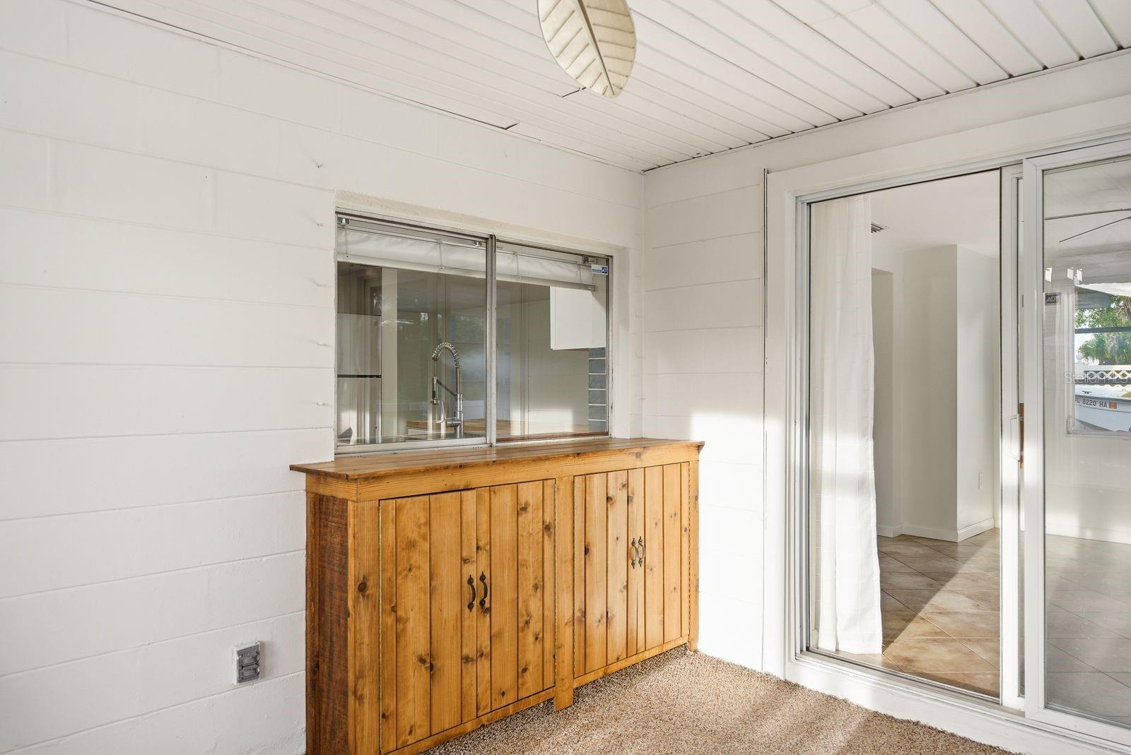 Bar in Lanai with storage
