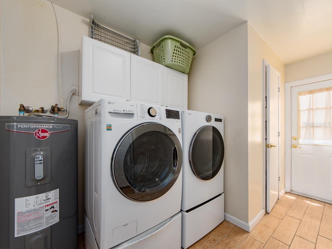 LARGE LAUNDRY ROOM