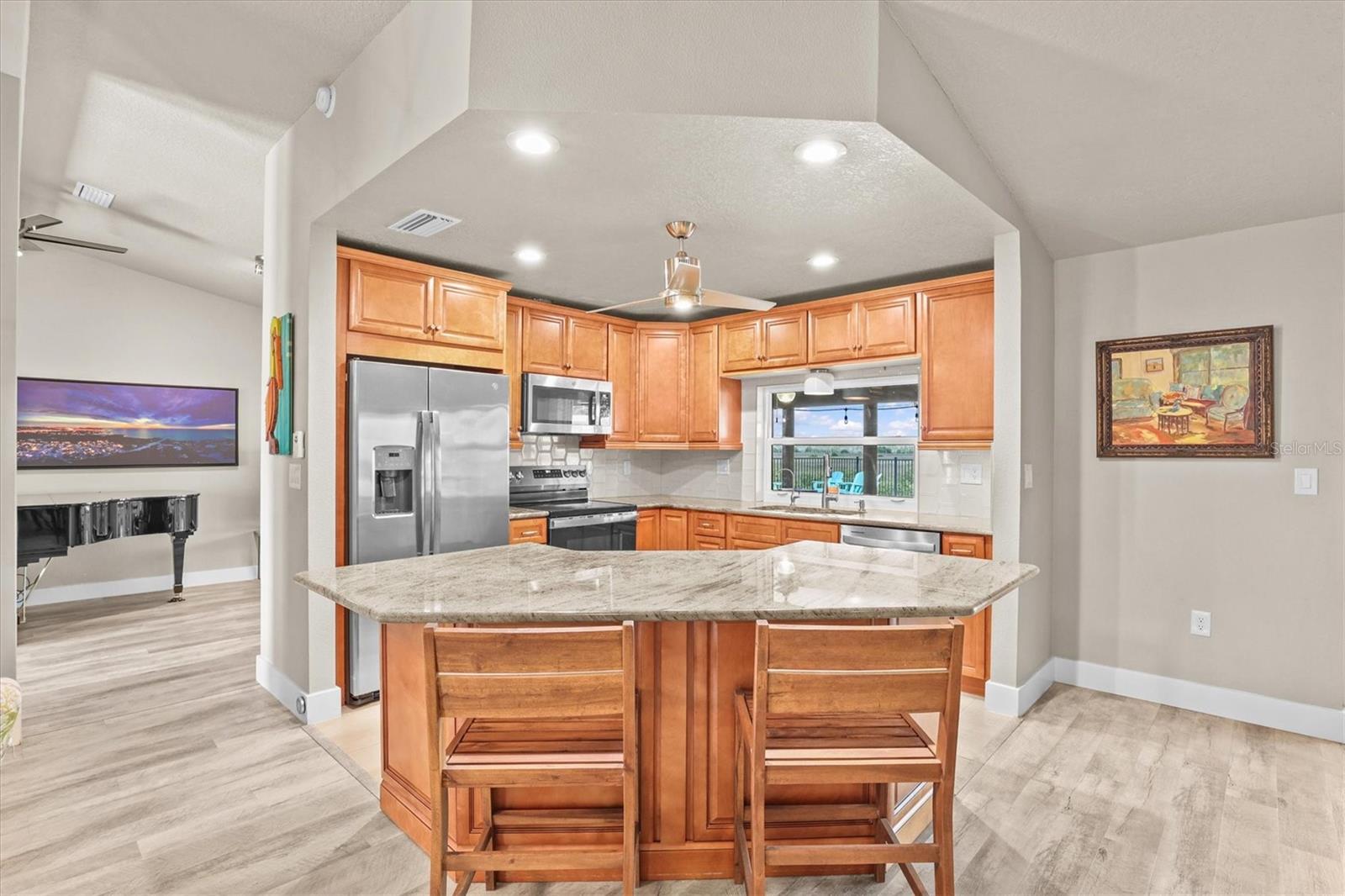 Kitchen Island / Breakfast Bar
