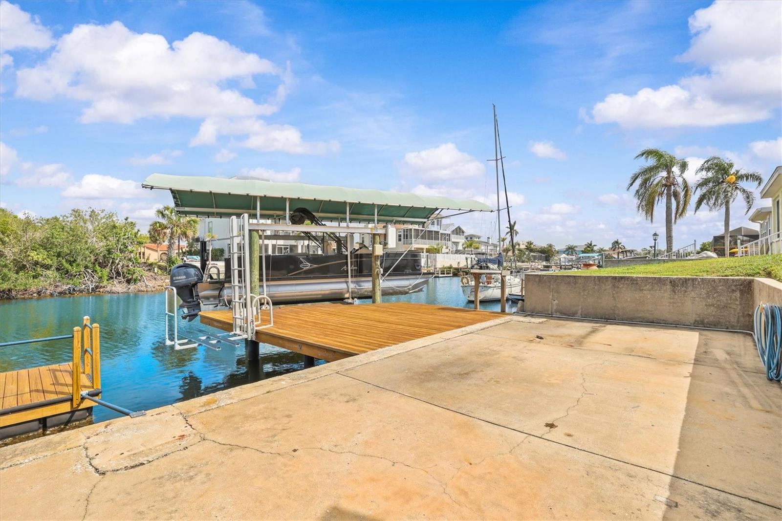 Covered 10k Boat Lift + Kayak Lift