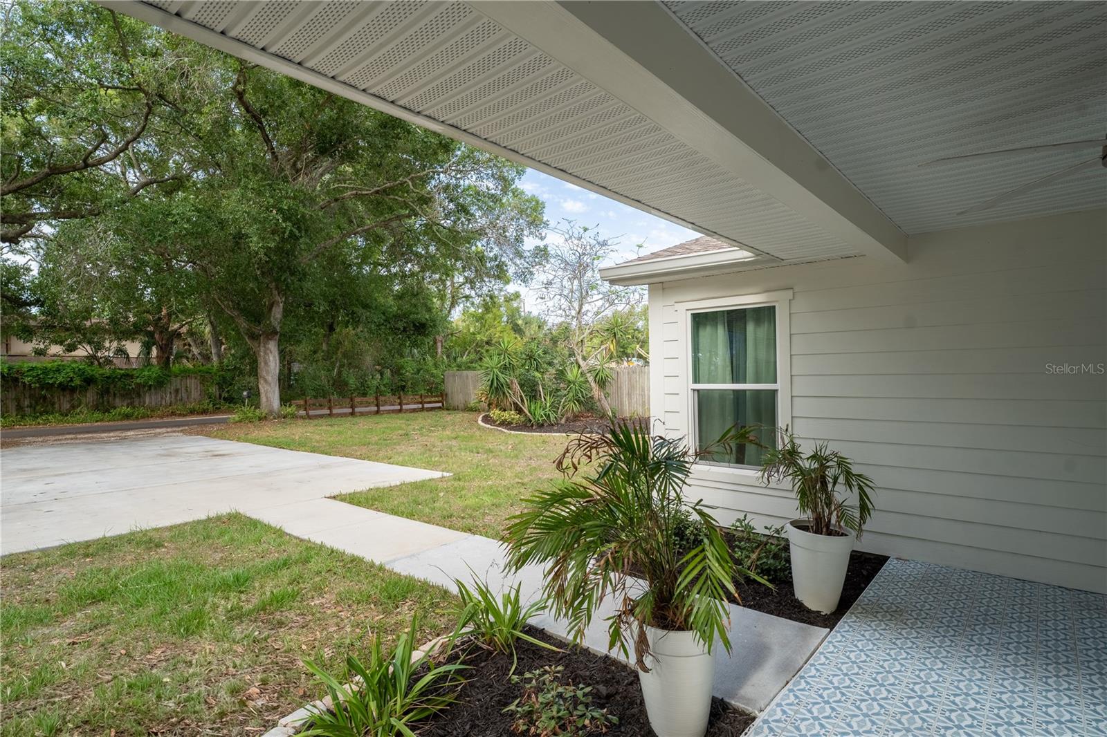 Large front yard with no neighbors directly in front feels very private