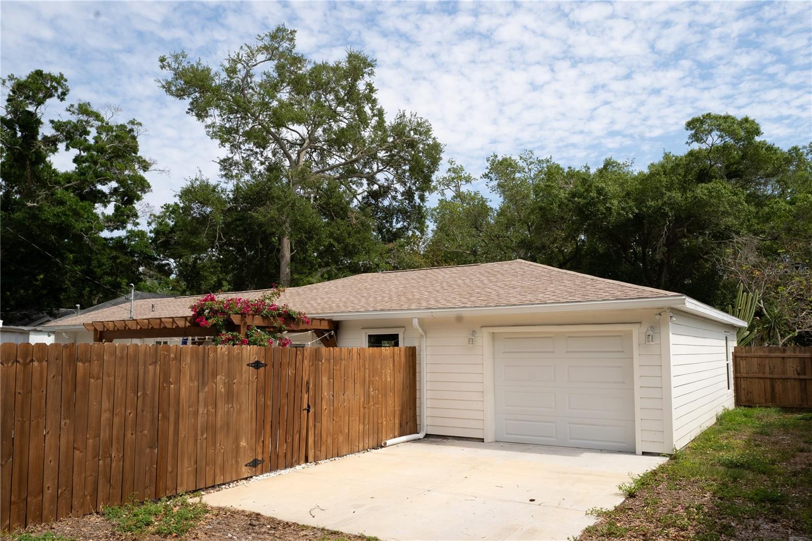 Back driveway with alley access and one car garage