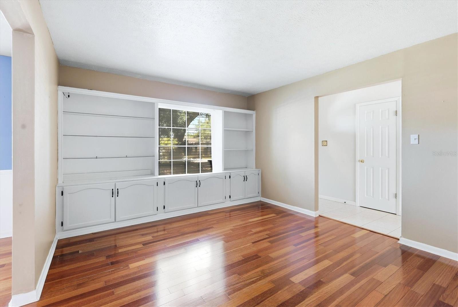 Living Room offers built in cabinets and shelves