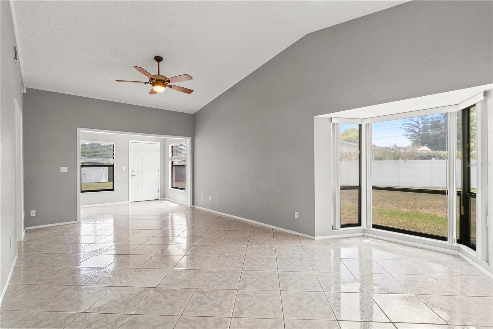 living room/dining area