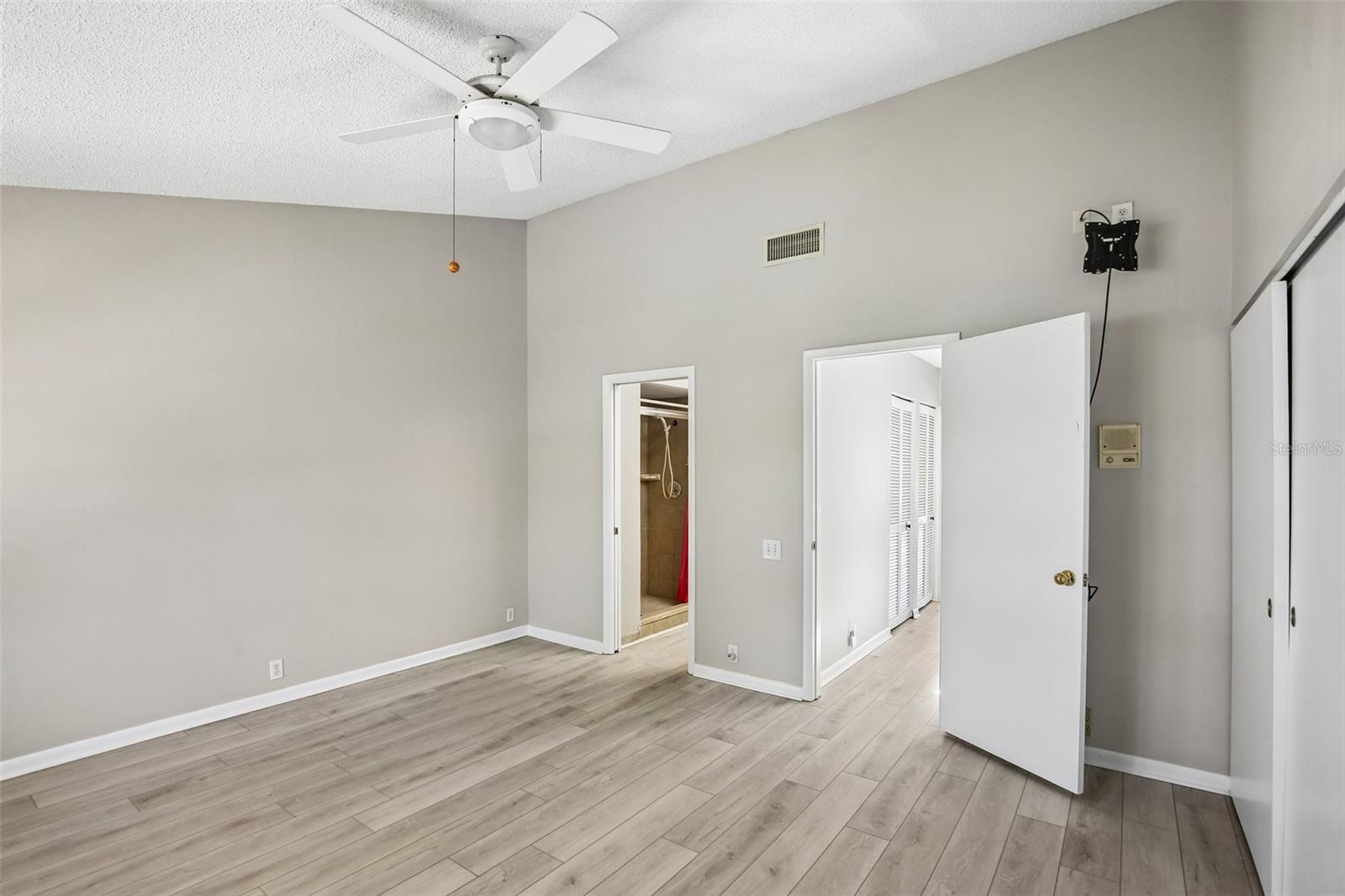 LARGE PRIMARY BEDROOM