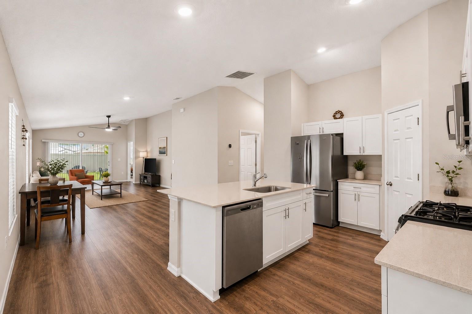 14919 Sterling Spur Ave, Lithia FL 33547 - Kitchen Living room view