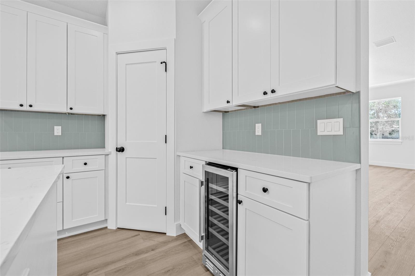 Wine refrigerator