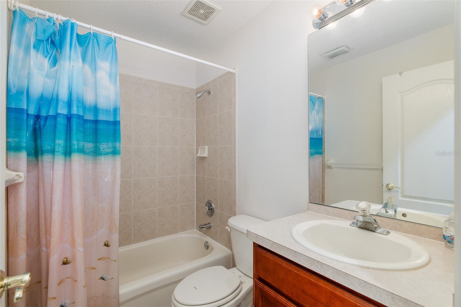Bathroom 4 (Upstairs)