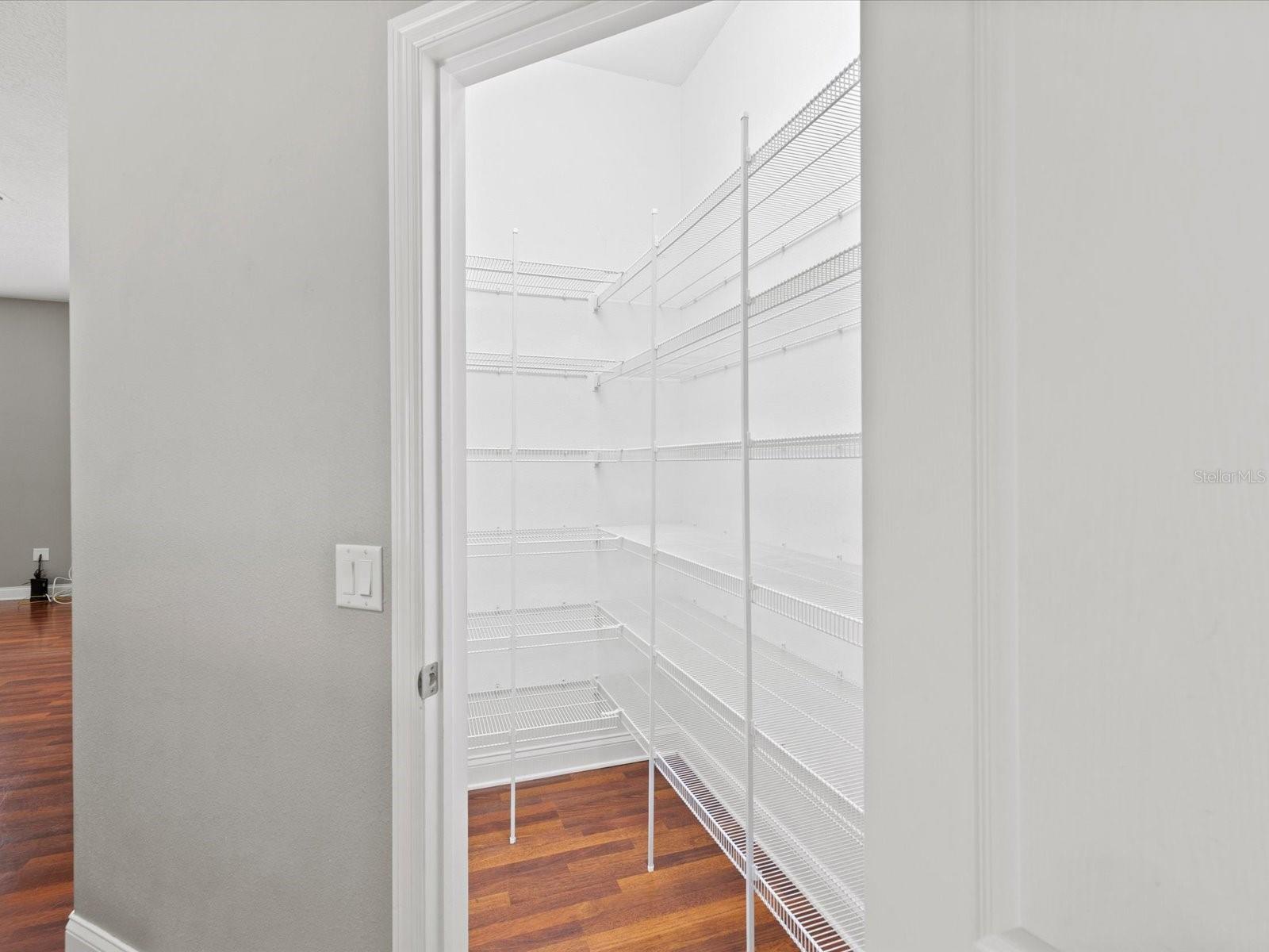 CLOSET PANTRY