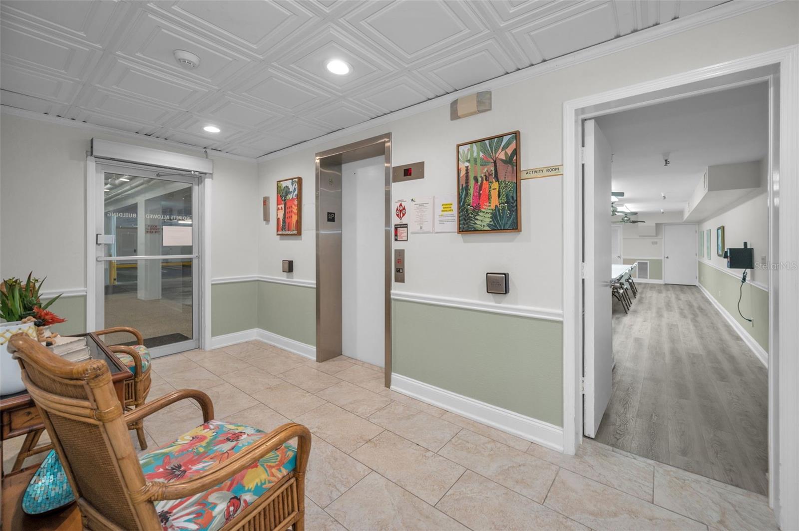 Building elevator lobby