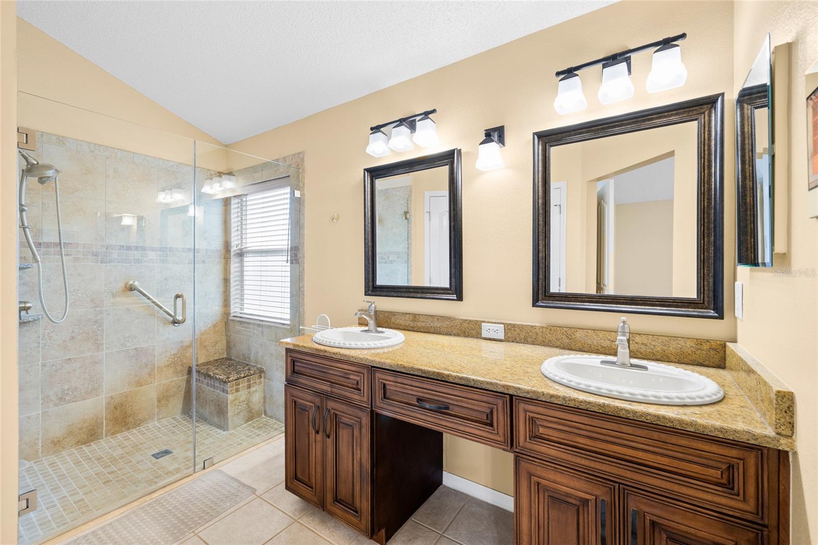 Primary bedroom withe en-suite bathroom!