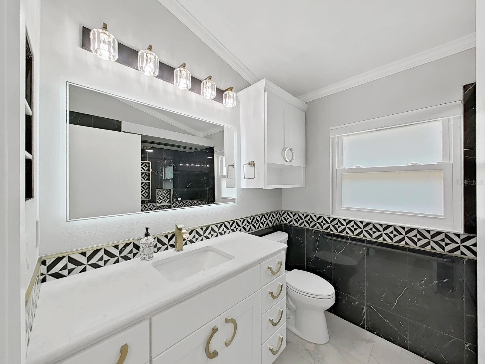 Guest bathroom between bedrooms 2 and 3.