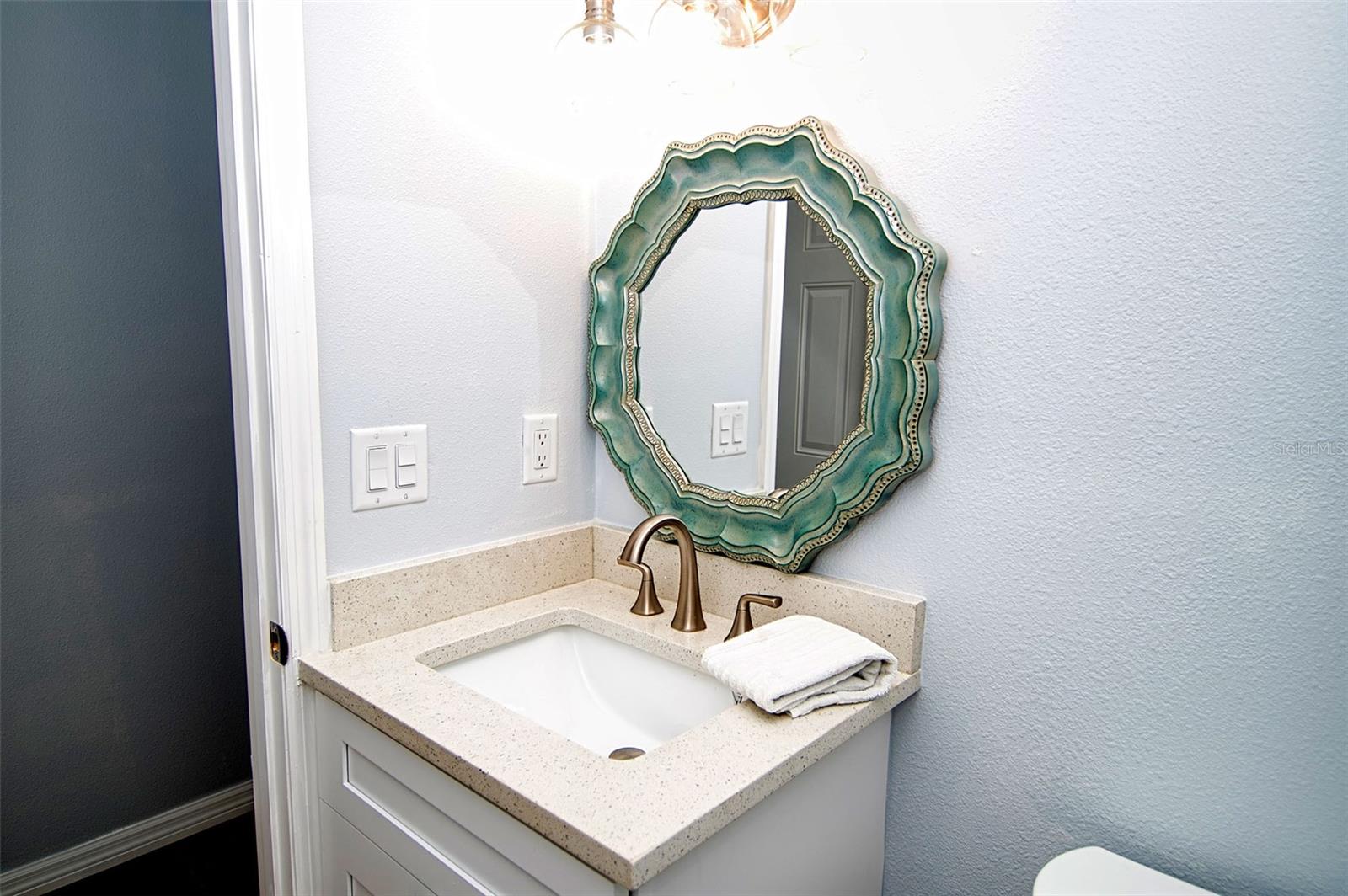 Full bath located adjacent to Flex Room.