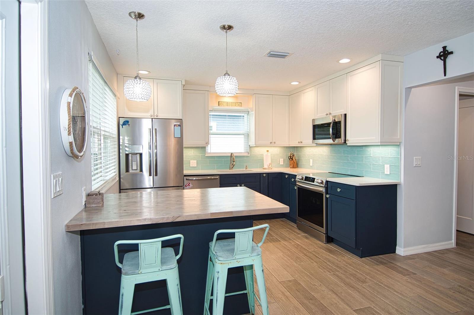 Casual Island also serves as additional storage space for all your kitchen tools.