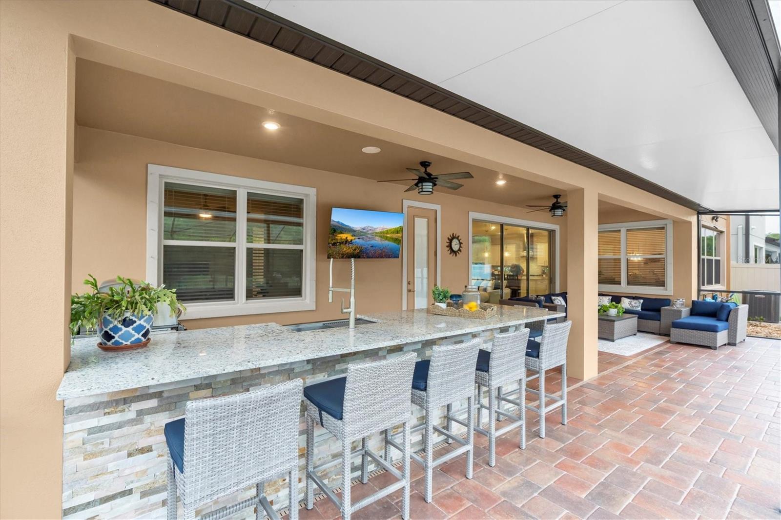 Outdoor kitchen w/ seating