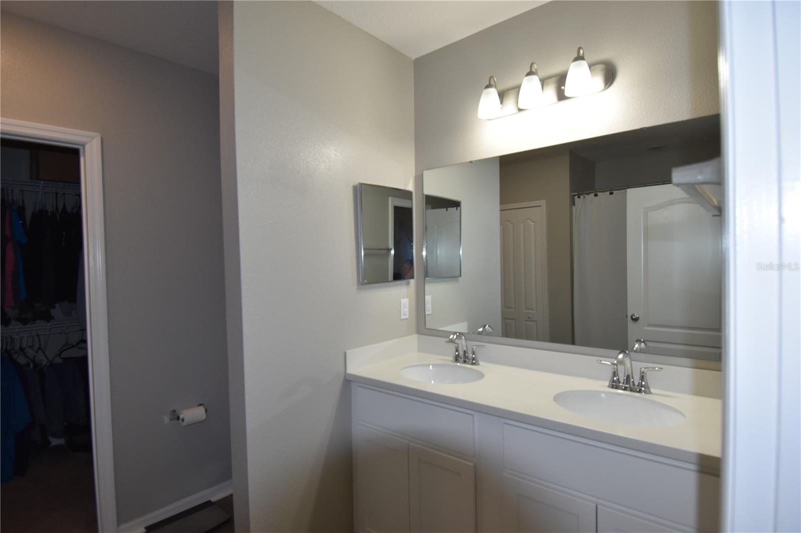 Primary en suite bath