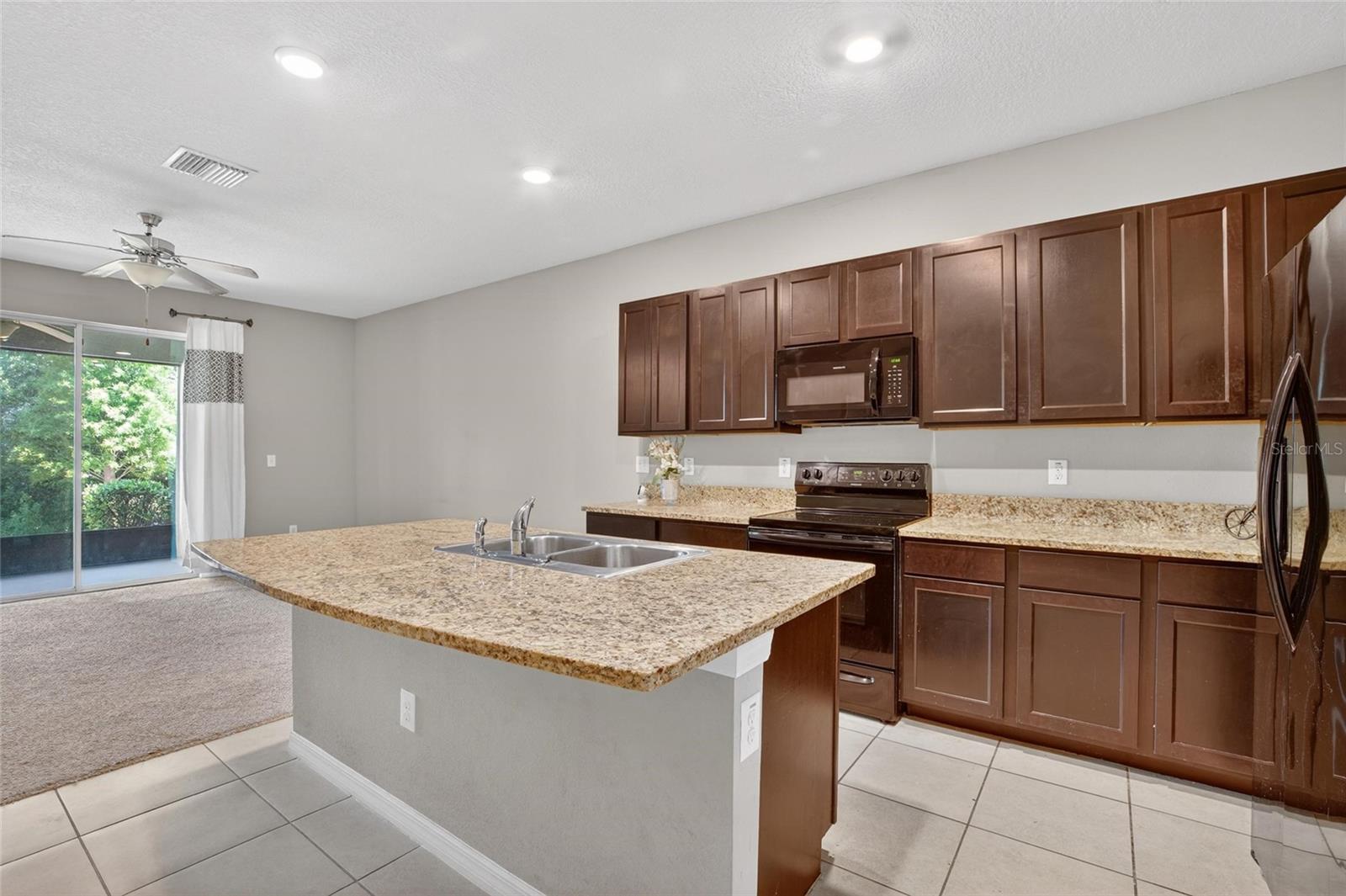 SPACIOUS KITCHEN