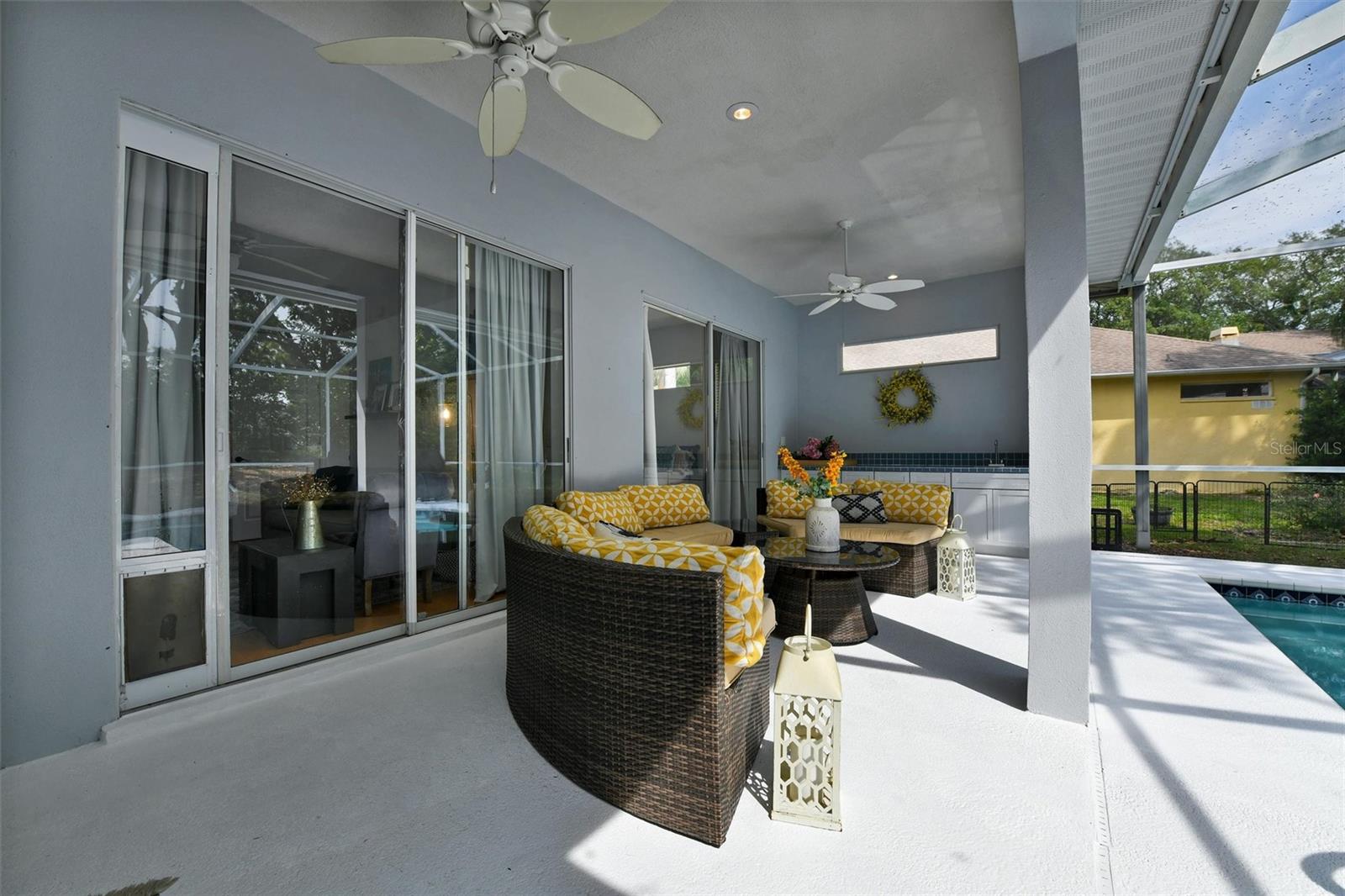 Plenty of covered area, Outdoor eating and relaxing