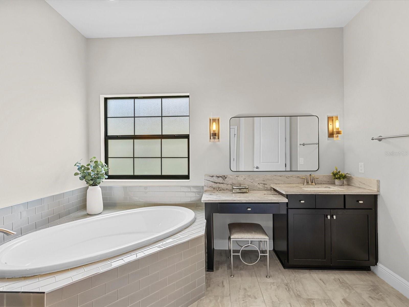Primary en-suite with oversized tub
