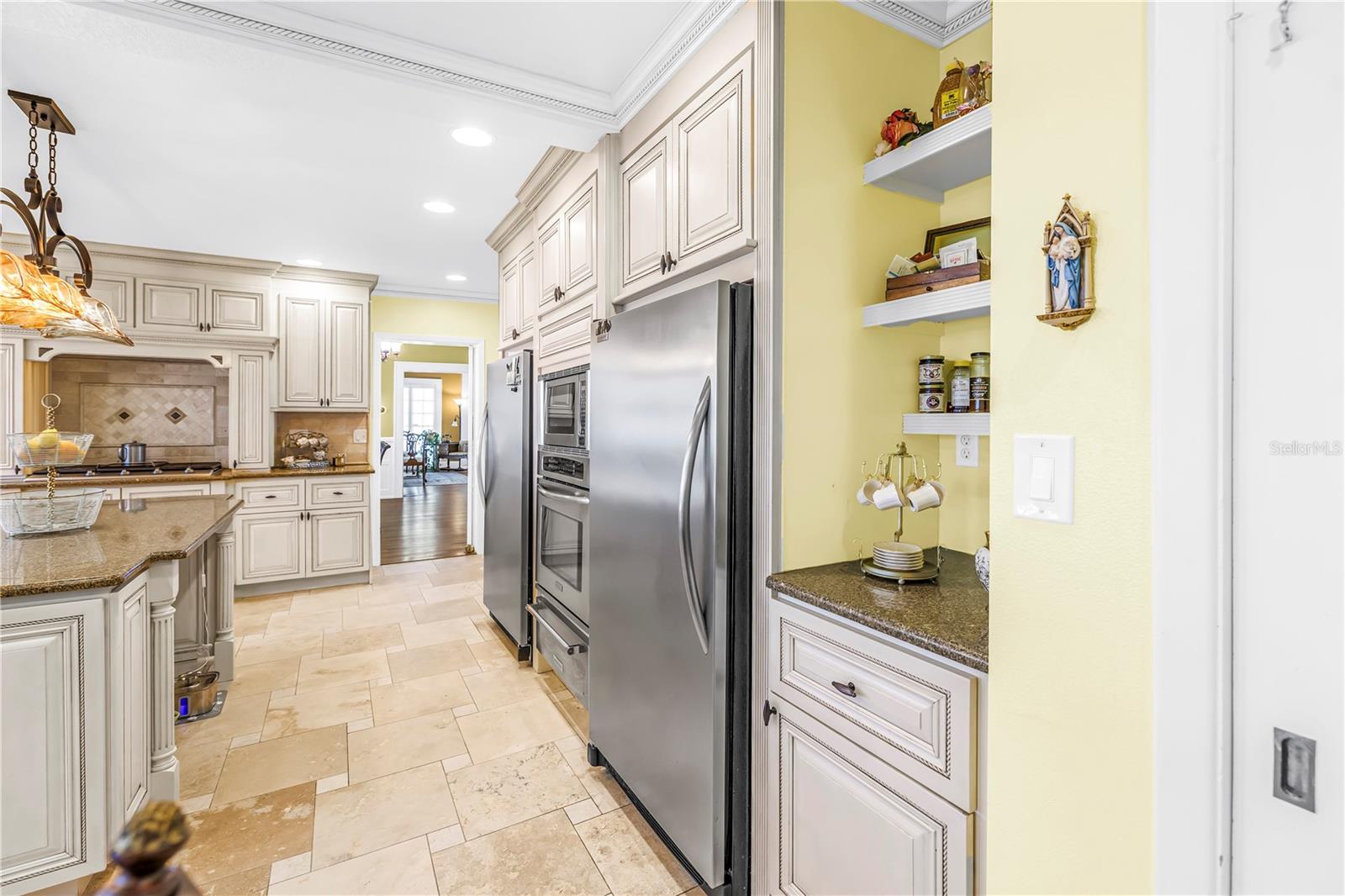 plenty of space for any kitchen gagit