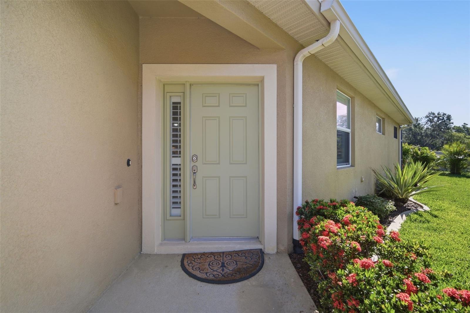 INVITING GARDEN STYLE ENTRANCE