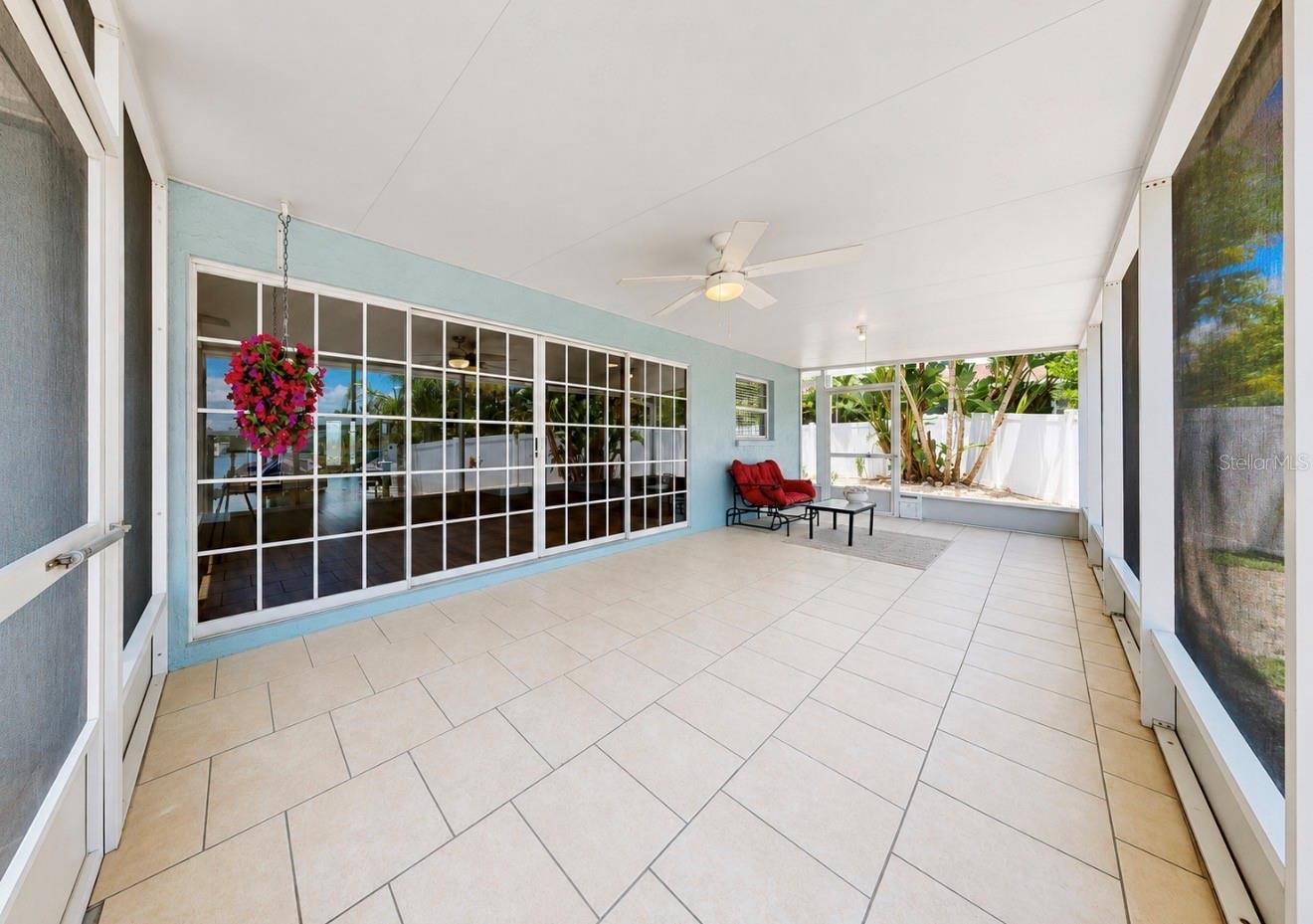 Spacious Screened In Lanai