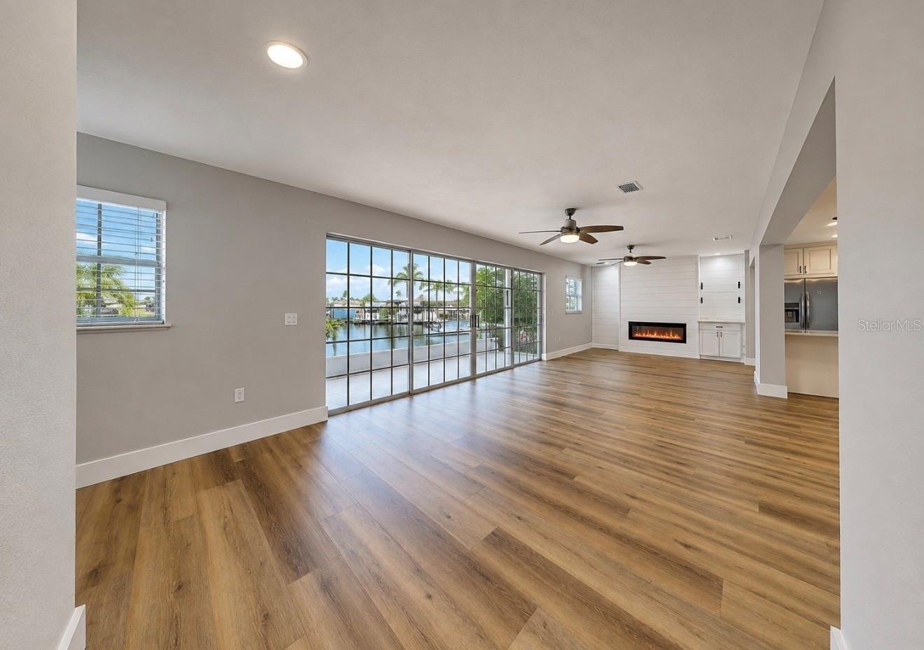 33ft of waterfront views!